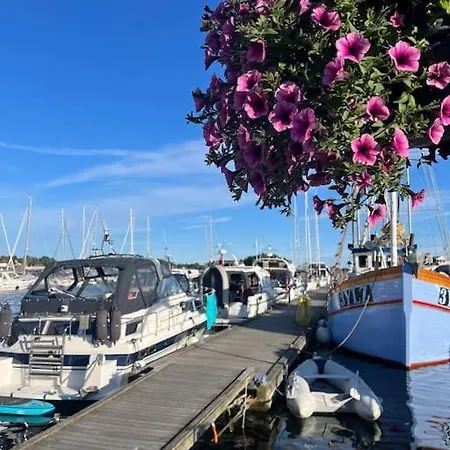 Sjarmerende Og Solrikt Hus Naer Strender Pa בית נופש