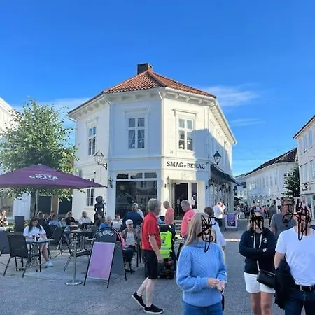 Sjarmerende Og Solrikt Hus Nær Strender På *