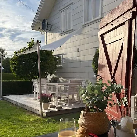 Sjarmerende Og Solrikt Hus Nær Strender På *